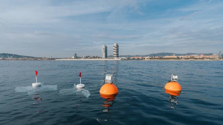 Cada any s’aboquen a la costa de Barcelona set tones de residus plàstics
