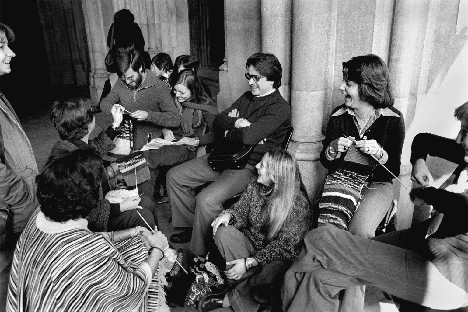 una noia tricuta al claustre de la universitat